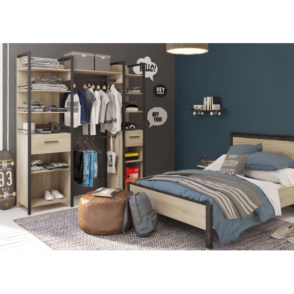 Kleidungsschrank Im Industriellen Stil