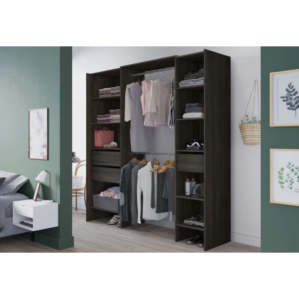 Offener Ankleideraum von 192 x 50 cm mit 2 Stangen, 3 Schubladen und 9 Regalen. Große Lagerkapazität