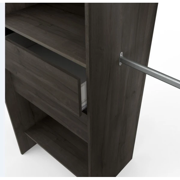 Offener Ankleideraum von 192 x 50 cm mit 2 Stangen, 3 Schubladen und 9 Regalen. Große Lagerkapazität