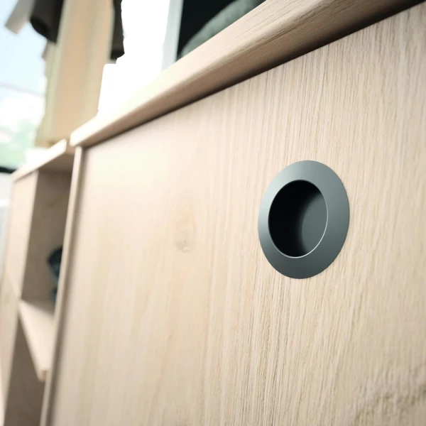 Offener Umkleideraum mit Spiegel