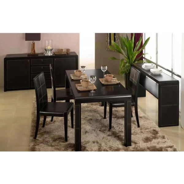 Esstisch aus Massivholz.