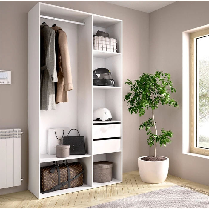 Ankleidezimmer mit Kleiderbügel