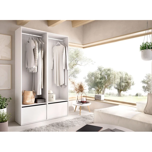 Schrank mit Kleiderstange