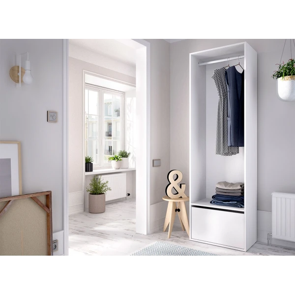 Ankleidezimmer mit Kleiderständer