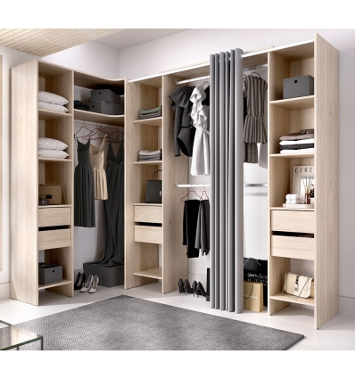 Voller Kleiderschrank