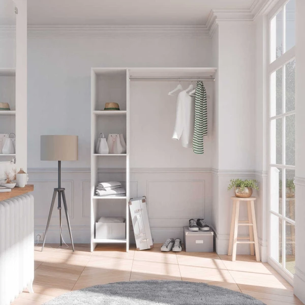 DELTA Kleiderschrank-Erweiterung in Weiß im hellen Schlafzimmer mit Regalen und Kleiderstange.