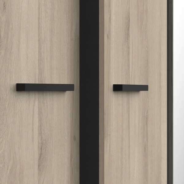 Detail minimalistischer schwarzer Griff für Eichenschrank, modernes Finish