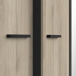 Detail minimalistischer schwarzer Griff für Eichenschrank, modernes Finish