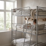 Metall-Etagenbett mit Sicherheitsgeländern, modernes Design, Kind liest im hellen Schlafzimmer