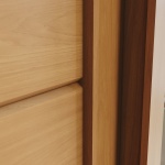 Detail der Schiebetür des Genius Schranks in Zimt-Eiche, elegantes und robustes Finish