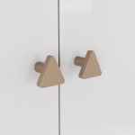 Kinderkleiderschrank Gamil Vicawu mit eleganten dreieckigen Griffen im minimalistischen Stil