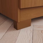 Detail des Sockels vom Blenda Vicawu Kleiderschrank mit stabilen Füßen in Eichenoptik